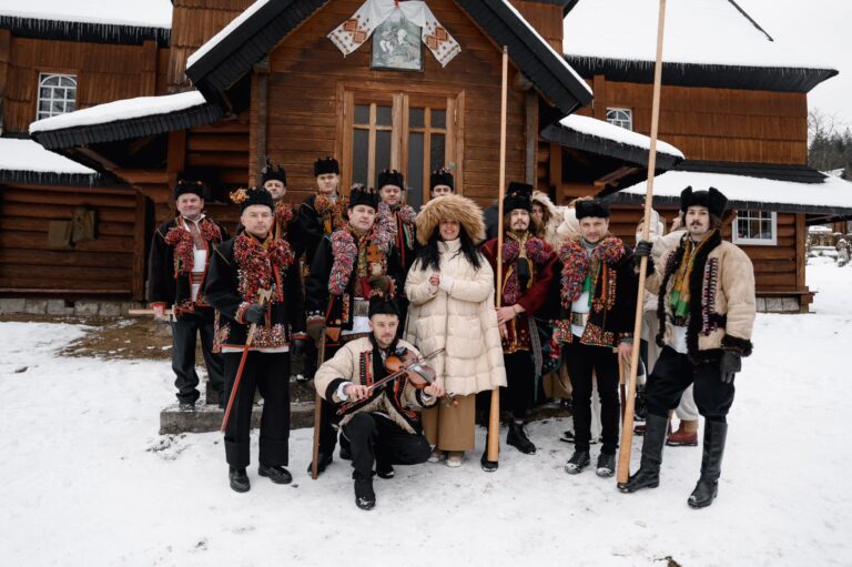 Джамала організувала фотосесію із колядниками з прикарпатської Криворівні