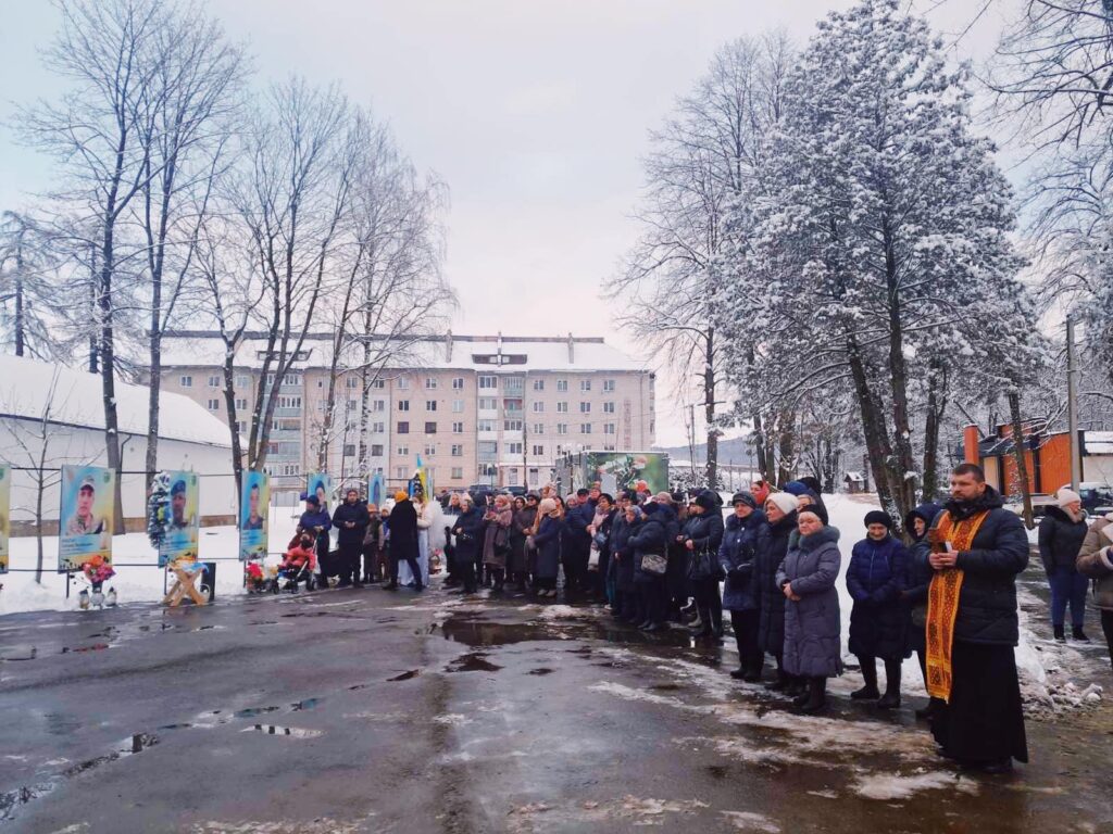 Зібрання на вулиці взимку, пам'ятні портрети, люди.