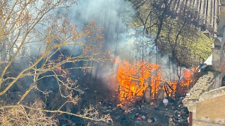 У Франківську на вулиці Шухевичів згорів будинок