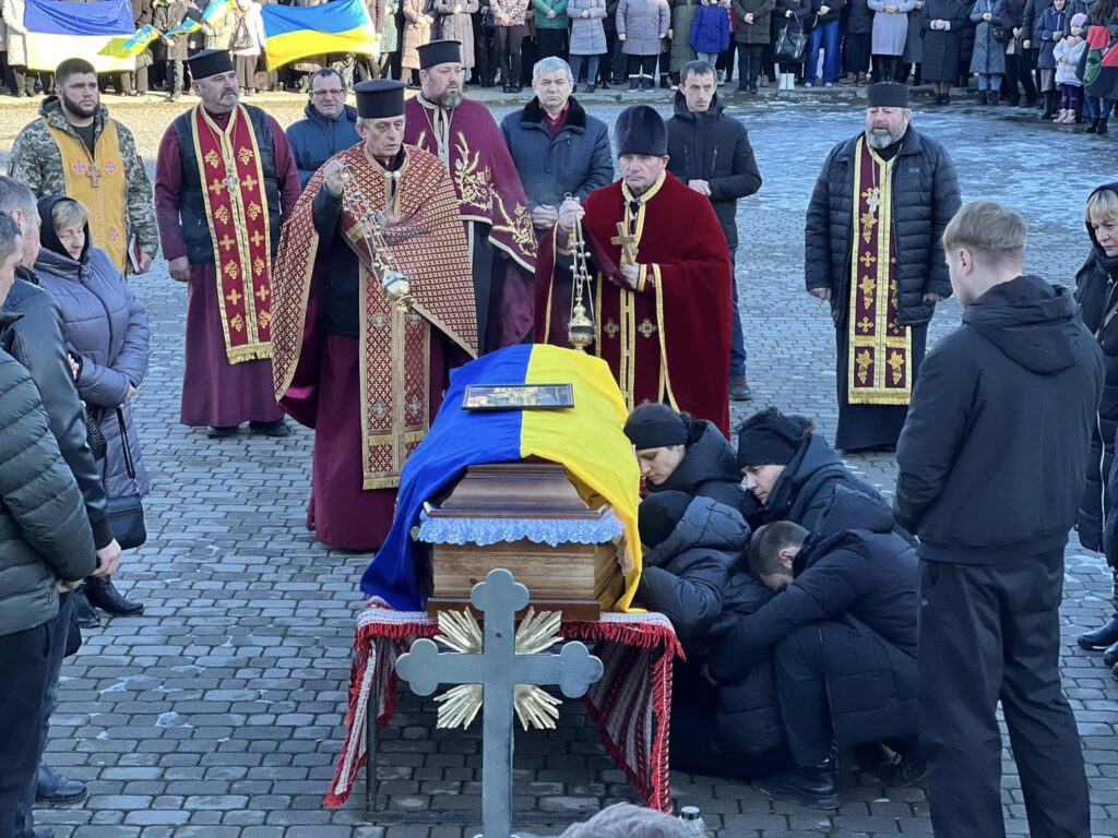 Похоронна церемонія з українським прапором