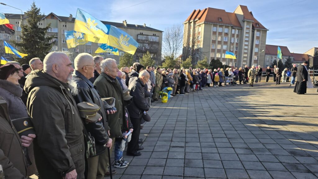 Ветерани на мітингу з українськими прапорами в місті.