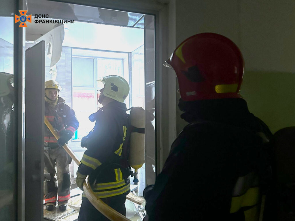 Пожежники працюють у будівлі з пожежним рукавом.