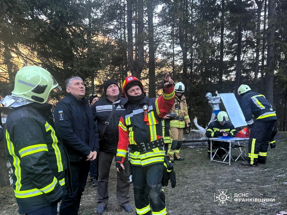 Рятувальники на навчаннях у лісовій області