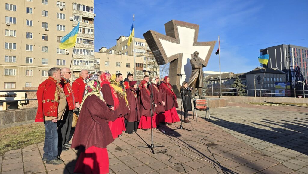 Хор співає біля пам'ятника на площі