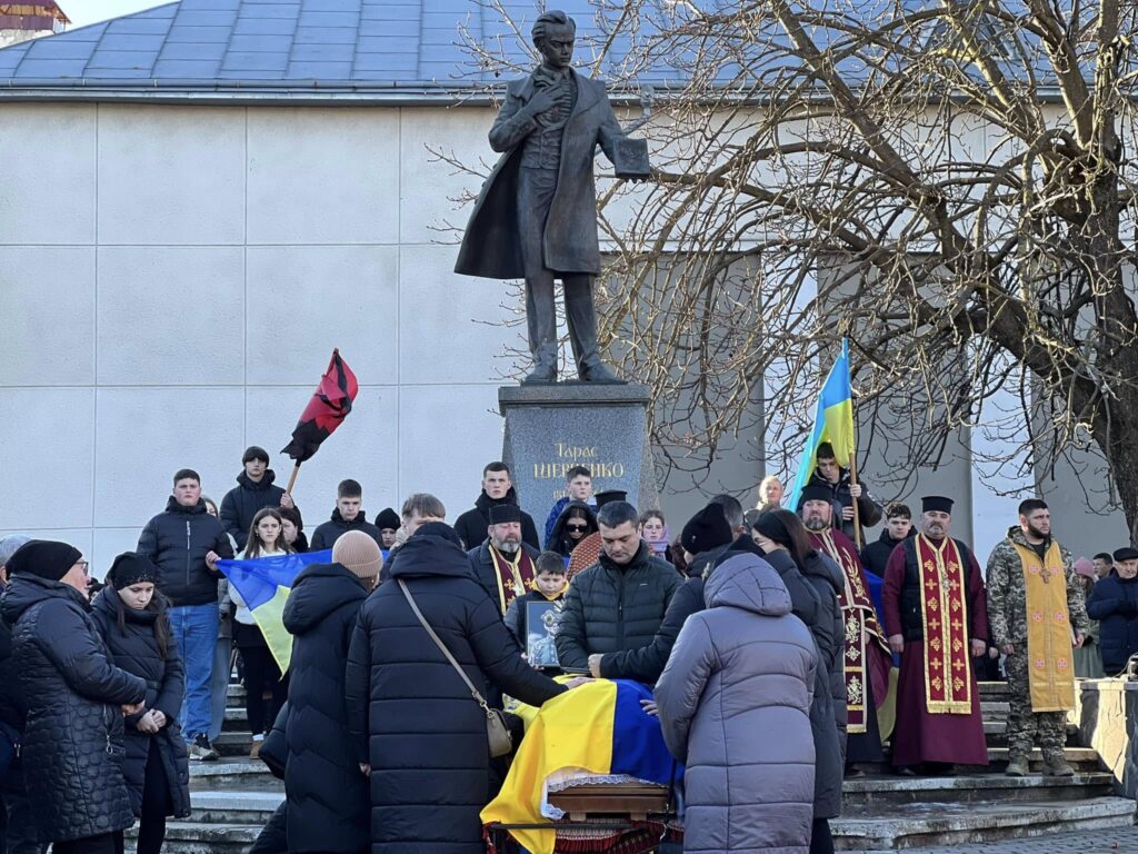 Зібрання біля пам'ятника Тарасу Шевченку із прапорами.