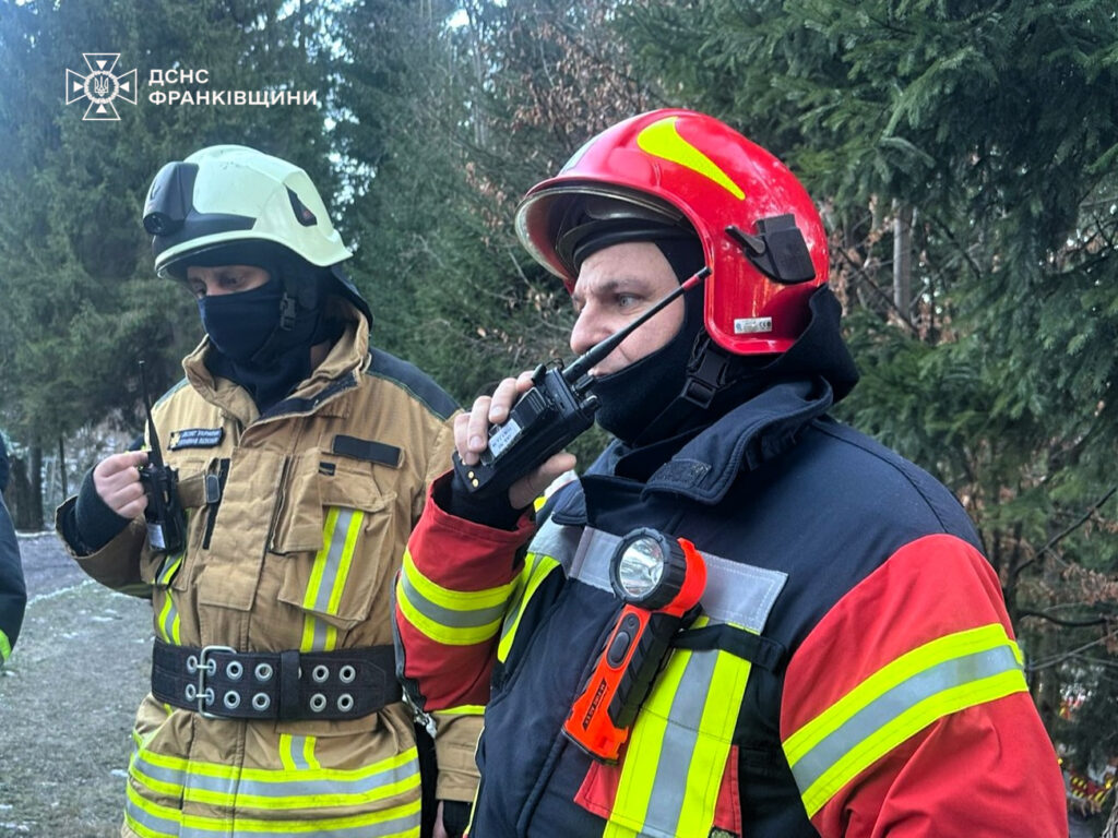 Пожежники обговорюють ситуацію в лісі