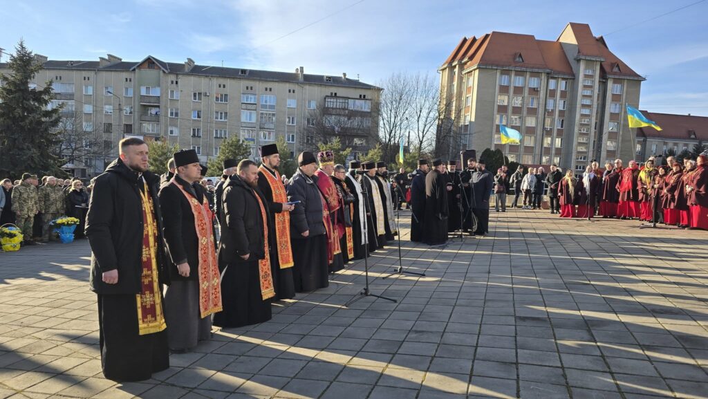 Церемонія за участю священників та людей на площі