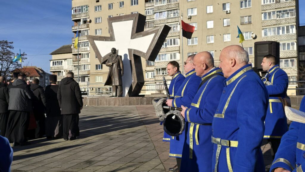 Військовий оркестр біля пам'ятника в Україні