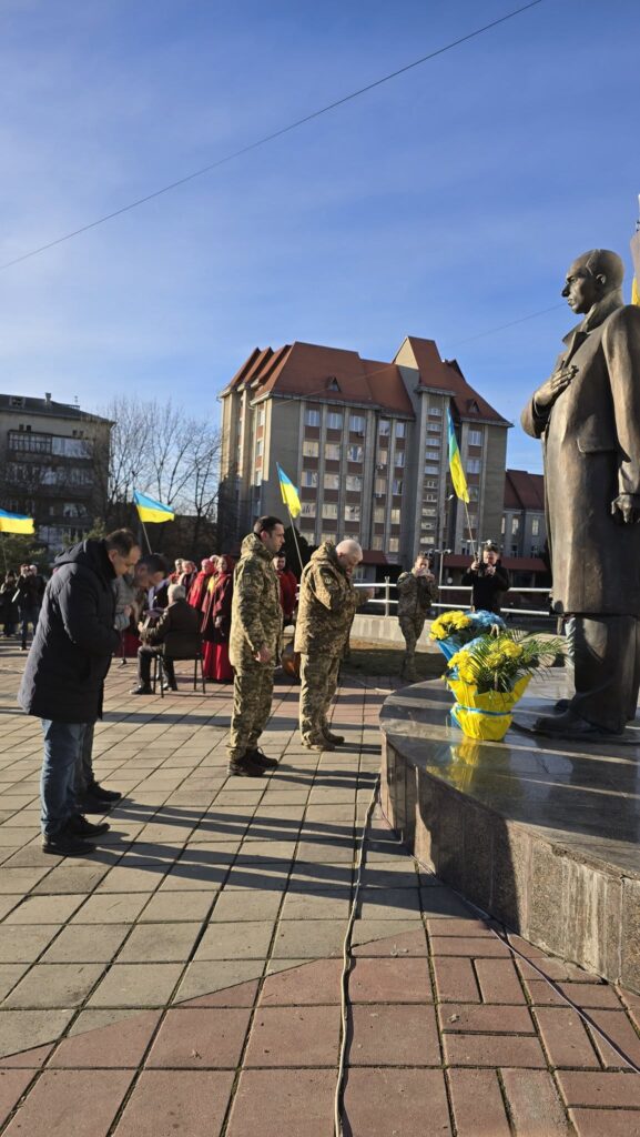 Військові вшанували пам'ять біля пам'ятника в Україні.