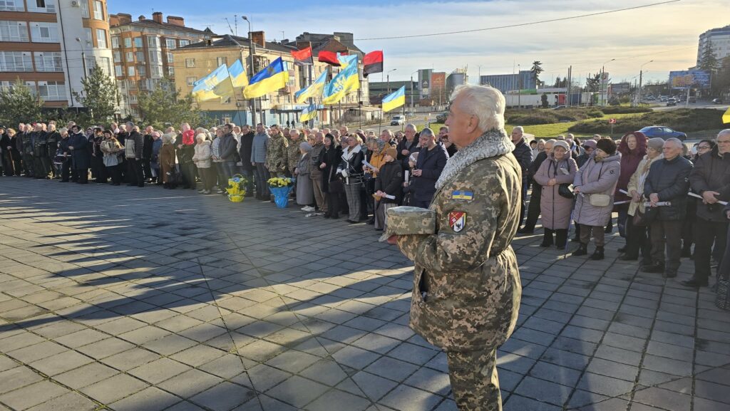 Урочистий захід із військовими та прапорами України