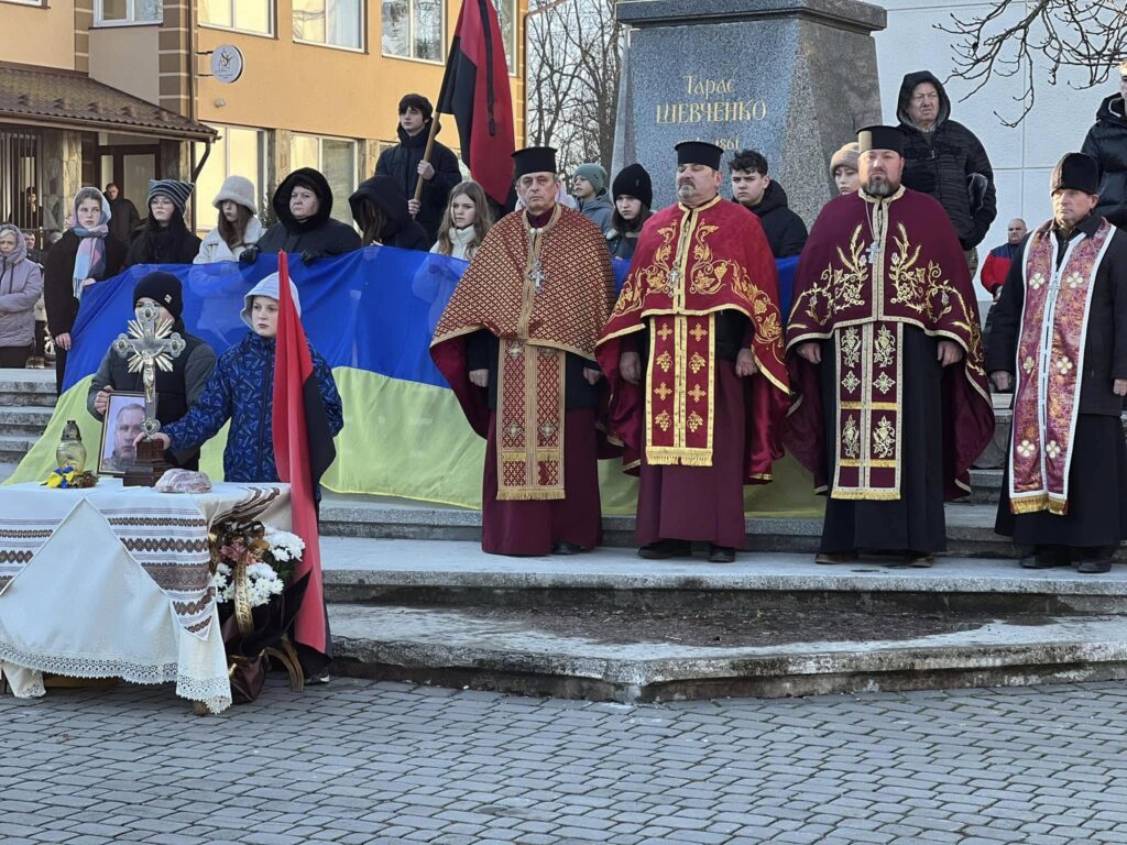 Церемонія біля пам'ятника Шевченку з прапором.