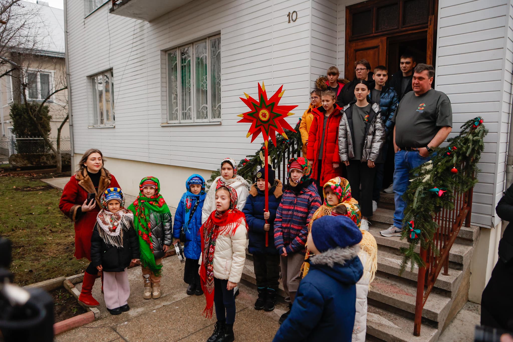 Колядники на вулиці перед будинком в Україні.