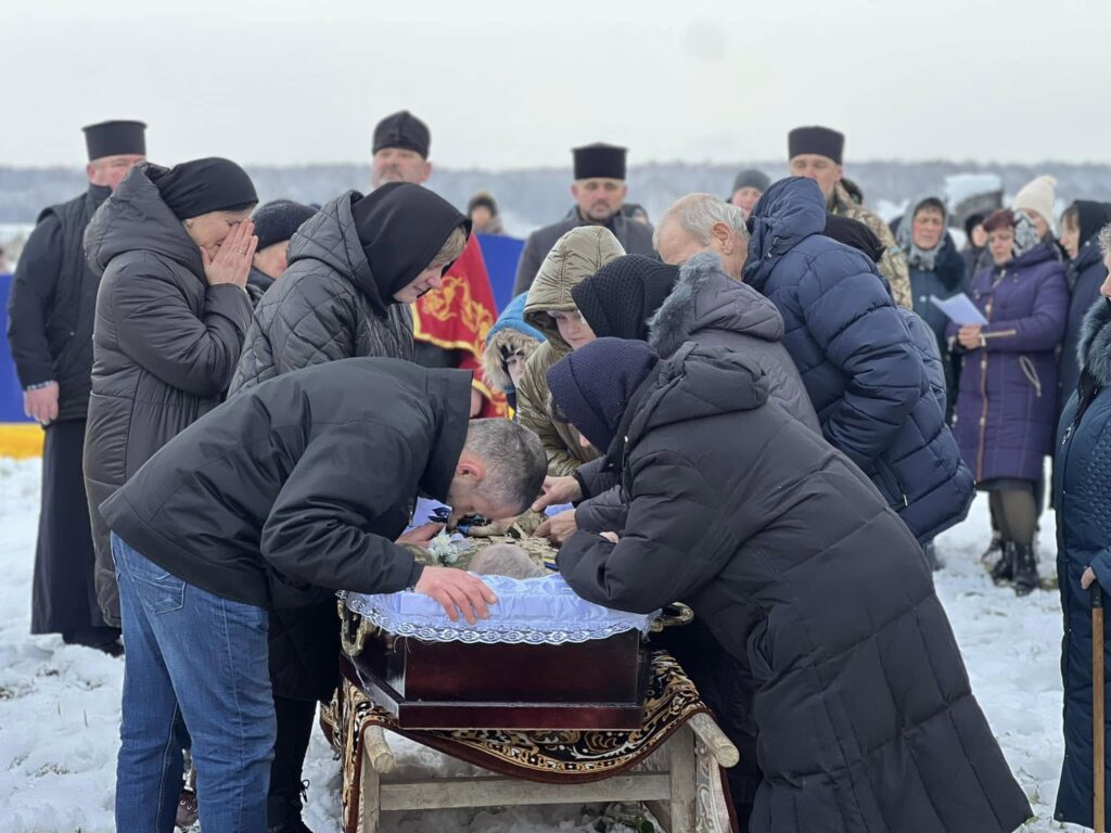 Поховання взимку, близькі прощаються з покійним