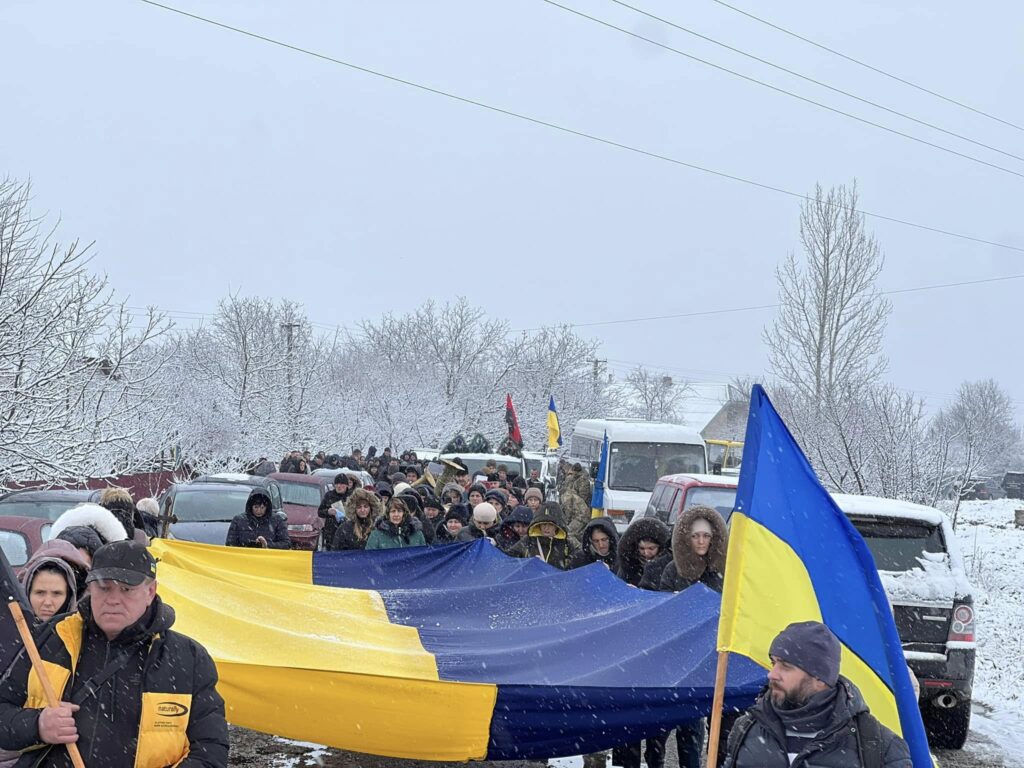 Парад з українським прапором взимку