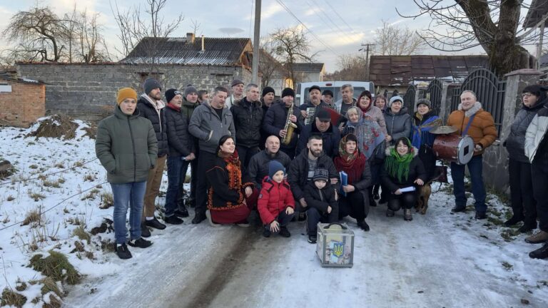 Групове фото людей на зимовій вулиці.