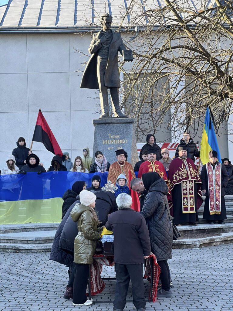 Церемонія біля пам'ятника Тарасу Шевченку, Україна.