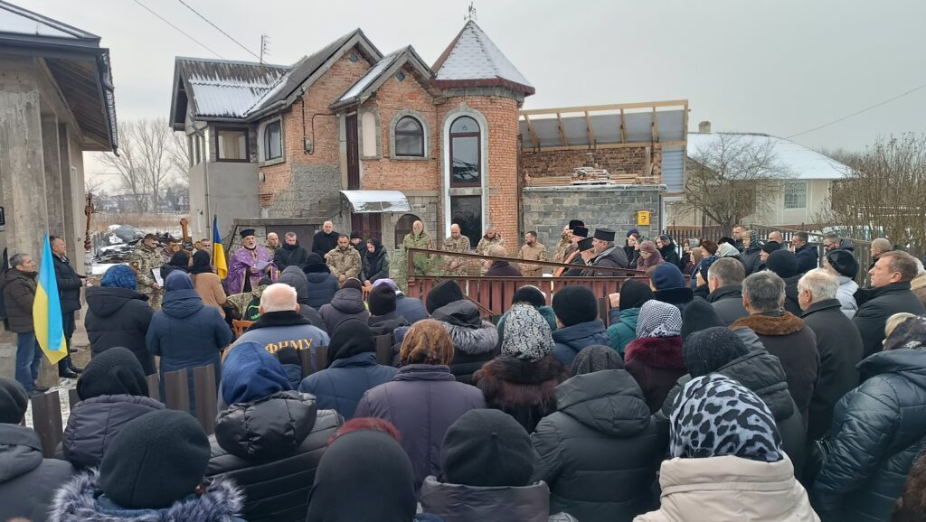 Люди зібралися біля церкви для церемонії вшанування.