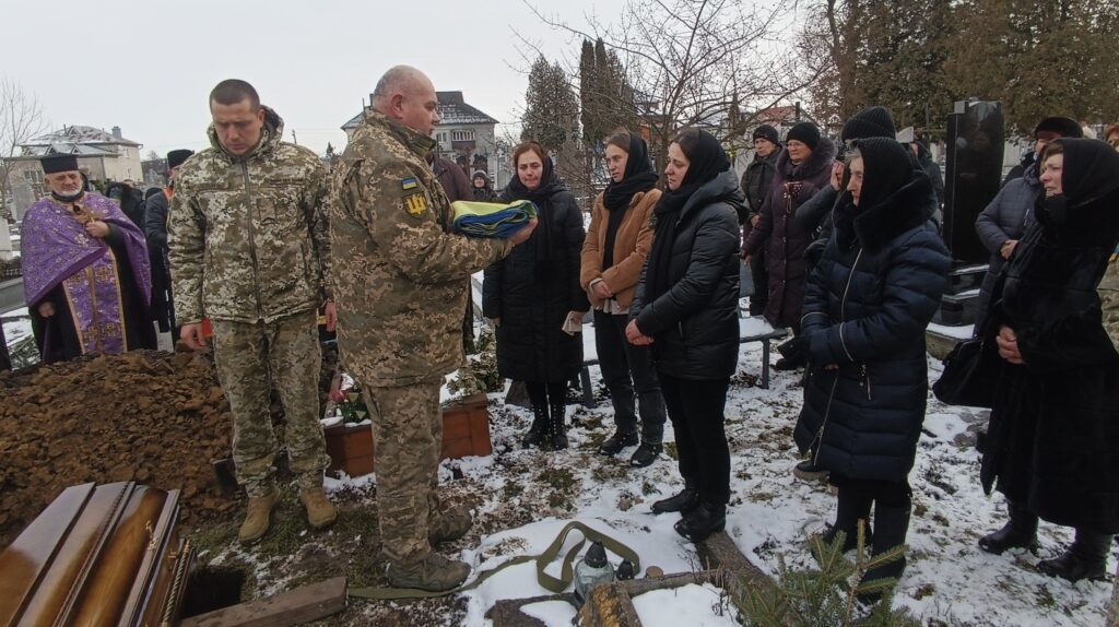 Церемонія вручення прапора під час похорону.