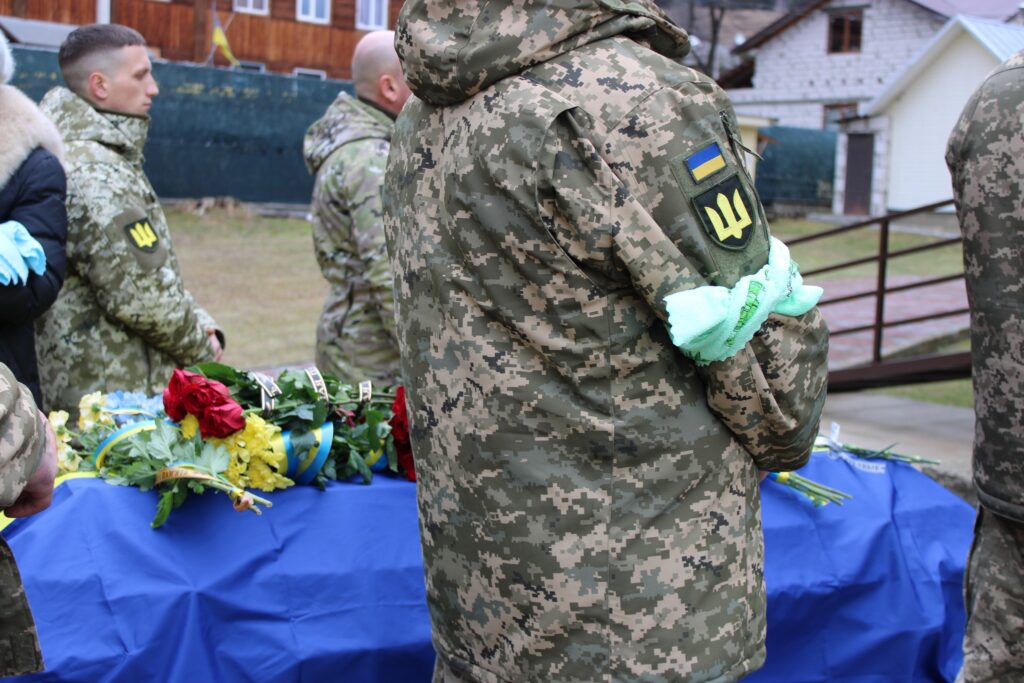 Військові на церемонії з вінками і прапором