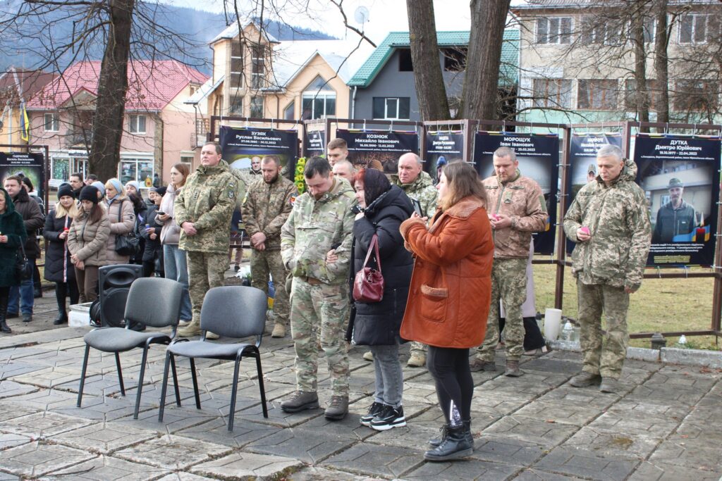 Люди вшанують пам'ять українських військових на заході.