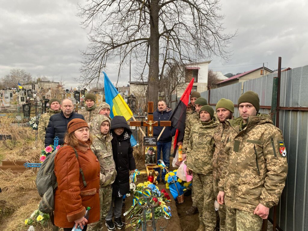 Ушанування полеглих воїнів на цвинтарі, прапори України