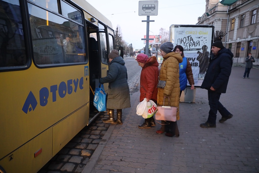 Люди сідають в автобус на вулиці