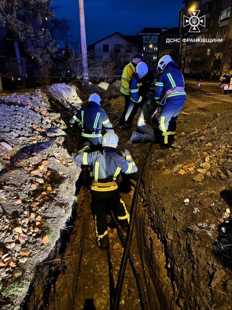 Рятувальники працюють вночі на місці аварії