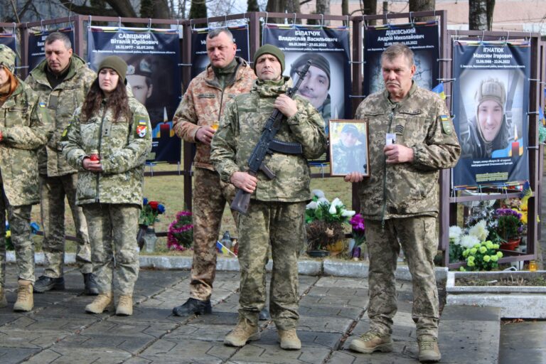 Військові на церемонії вшанування пам'яті загиблих героїв.