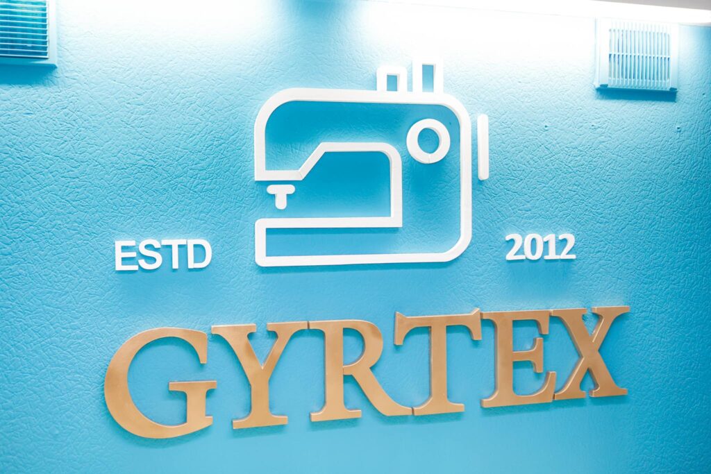 Логотип Gyrtex на бірюзовому фоні