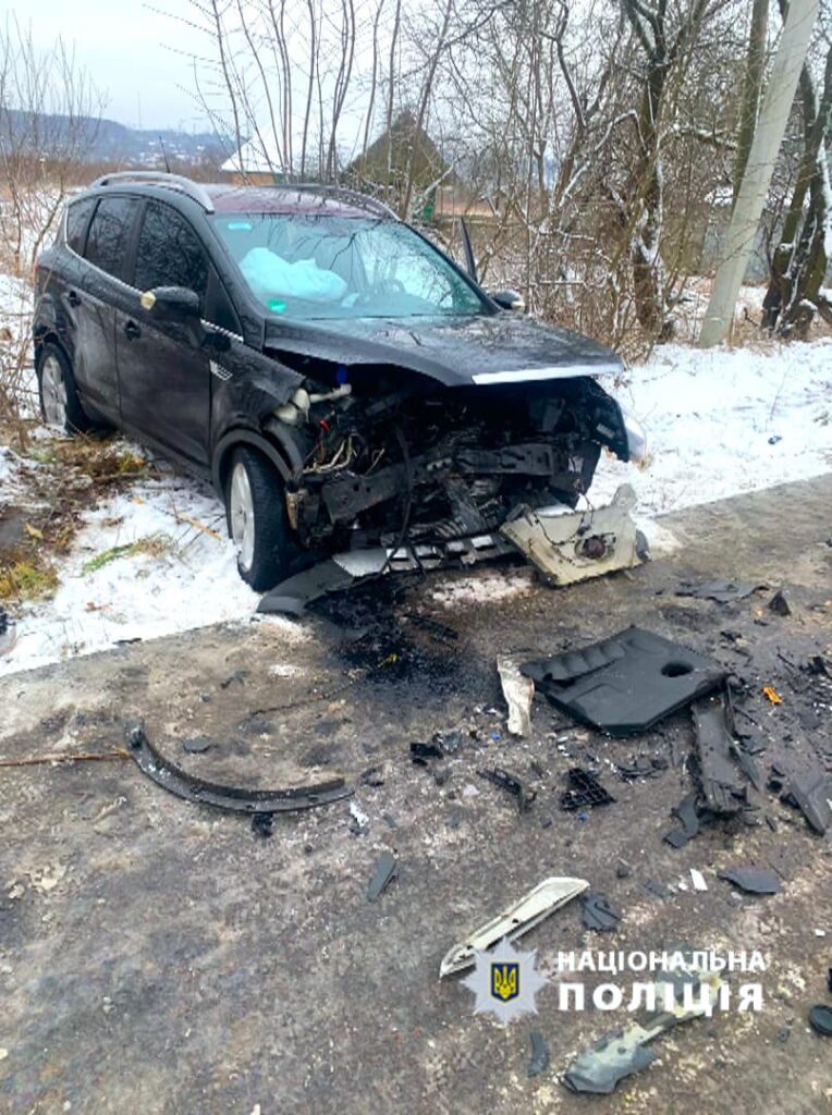 Аварія на зимовій дорозі, пошкоджений автомобіль