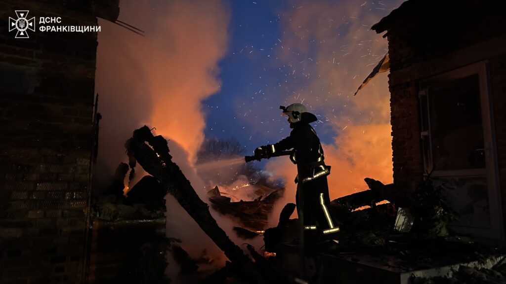 Пожежник гасить пожежу вночі.