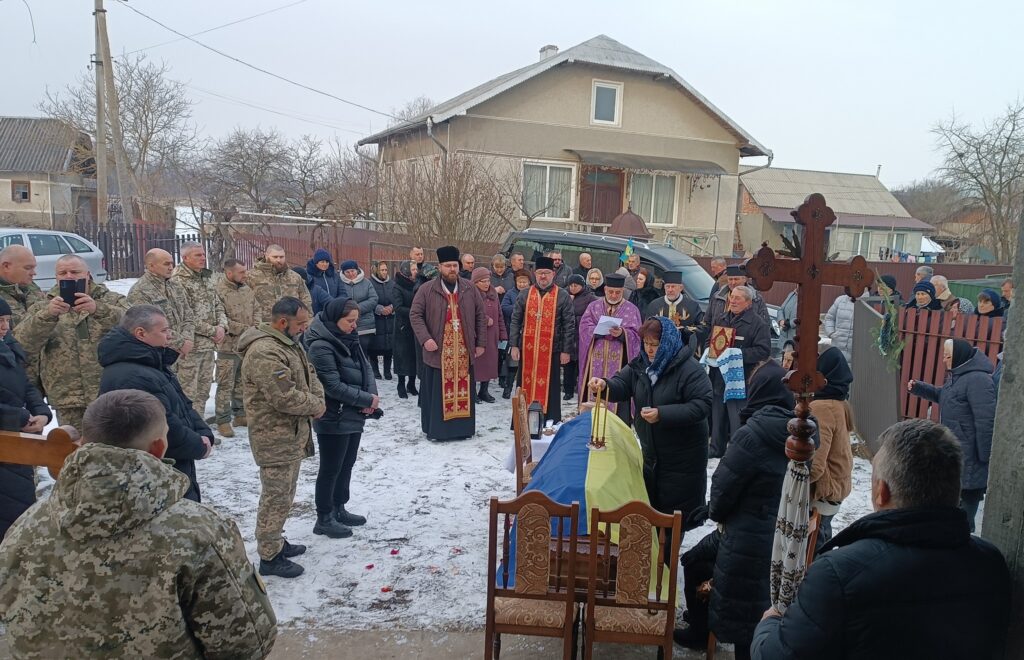 Церемонія прощання з воїном у сніжному дворі