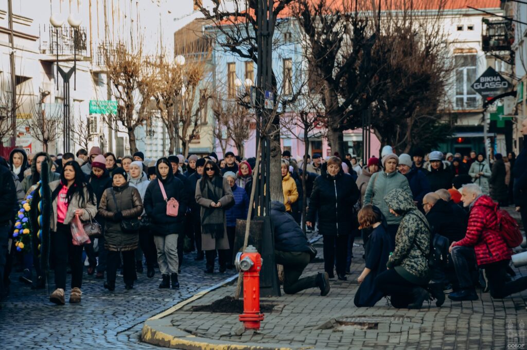 Люди на вулиці зібралися на акцію.