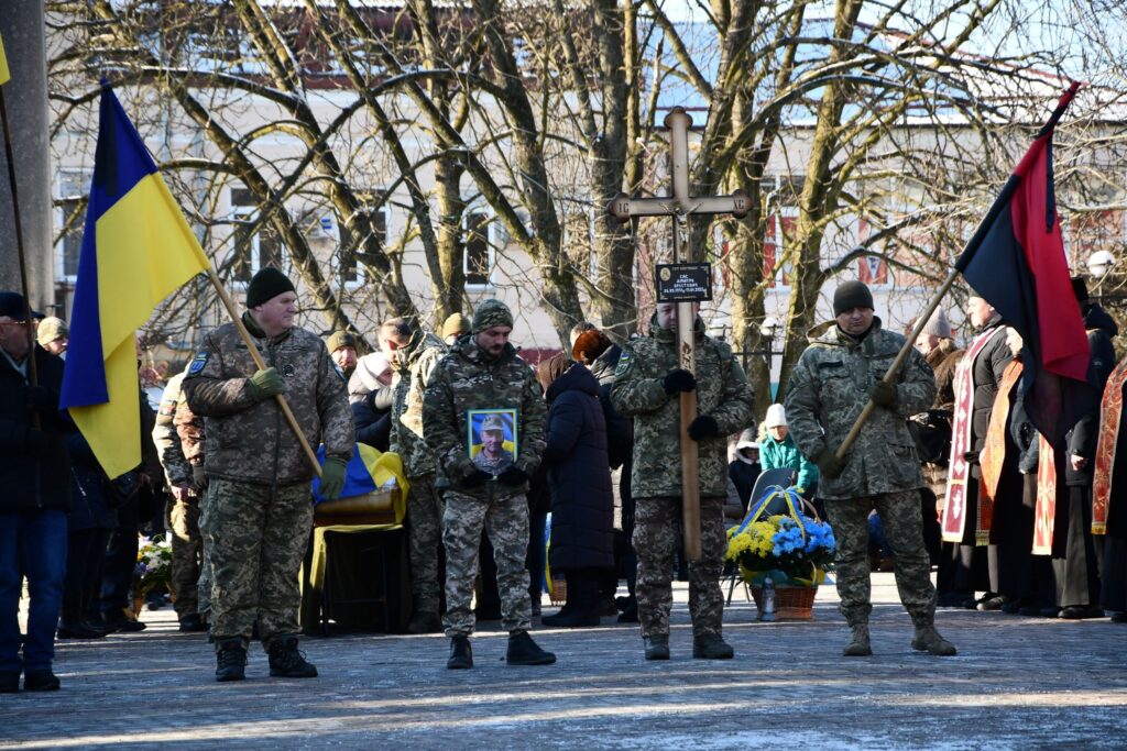 Військова церемонія з прапорами і квітами