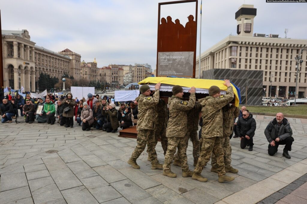 Військові несуть труну на Майдані Незалежності, Київ.