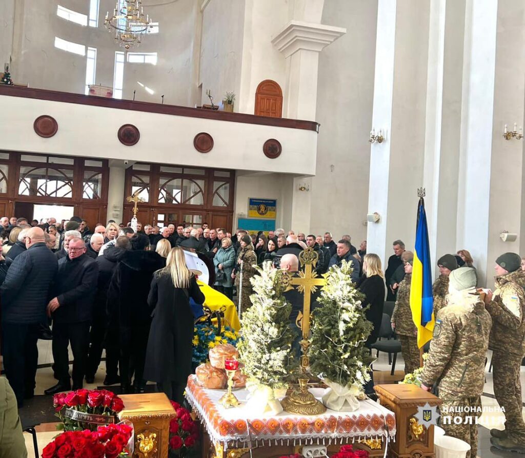 Церемонія прощання в церкві з військовими почестями.