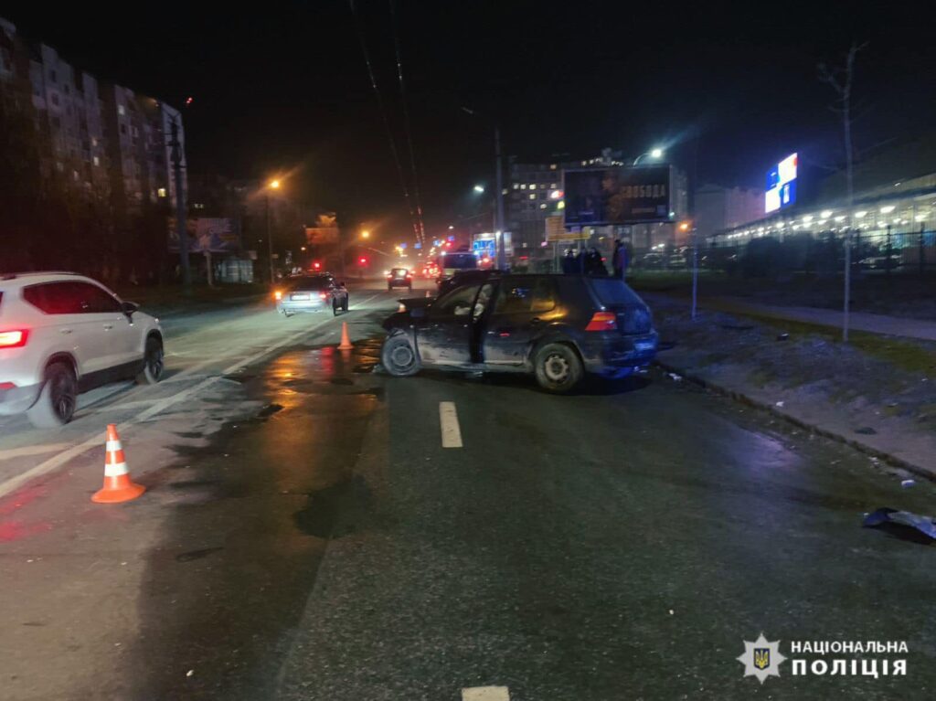 ДТП на дорозі вночі з кількома автівками.