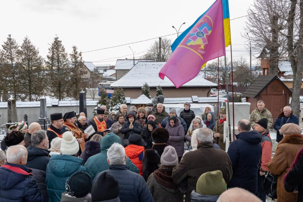 Комеморація біля пам'ятника з українським прапором