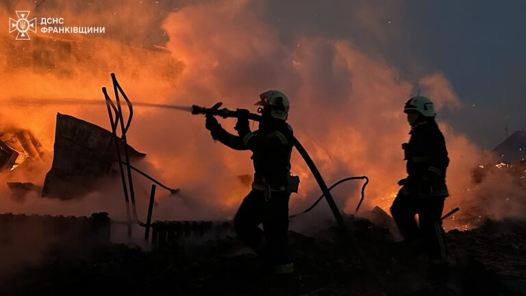 Пожежники гасять вогонь на задимленому місці