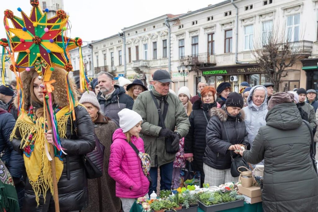 Люди на ярмарку під час святкового заходу.