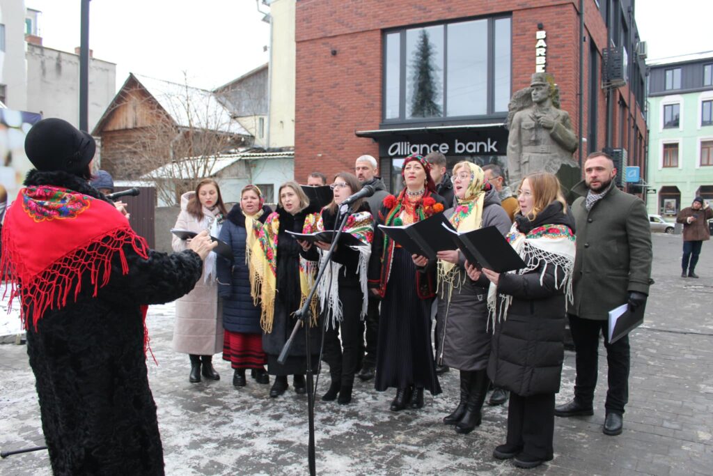 Хор співає на вулиці, зима, український одяг