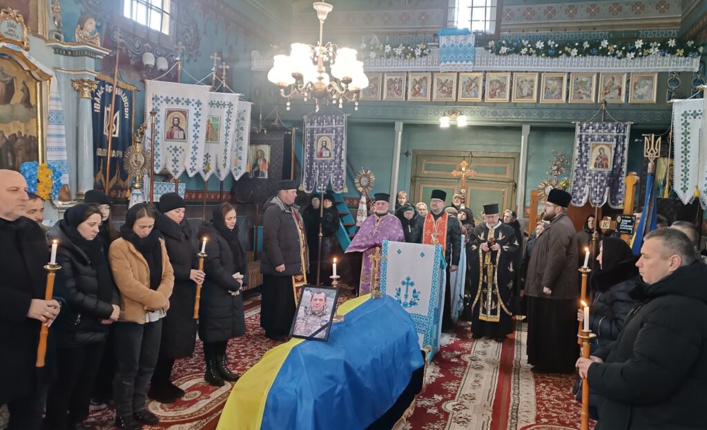 Прощальна церемонія в церкві з прапором України.