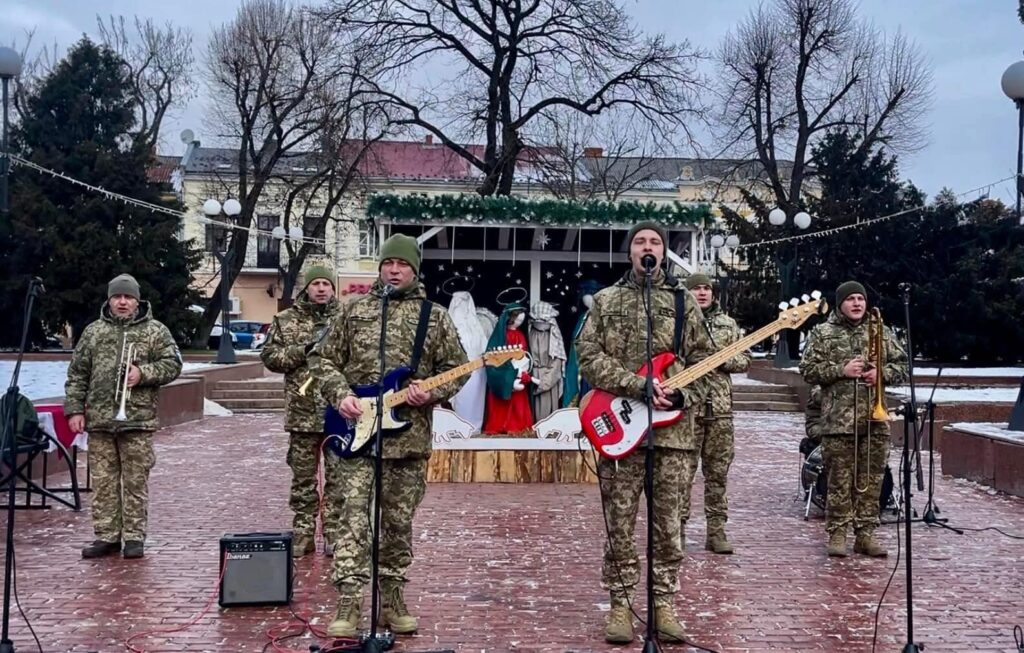 Військовий оркестр грає на відкритому повітрі