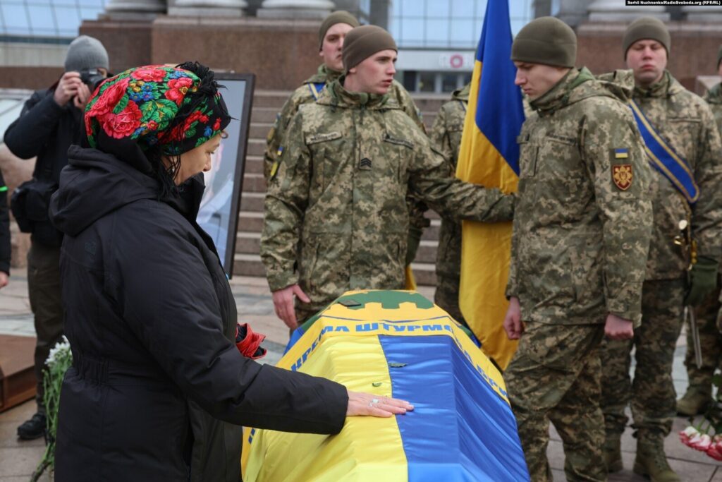 Церемонія прощання з українським солдатом у Києві