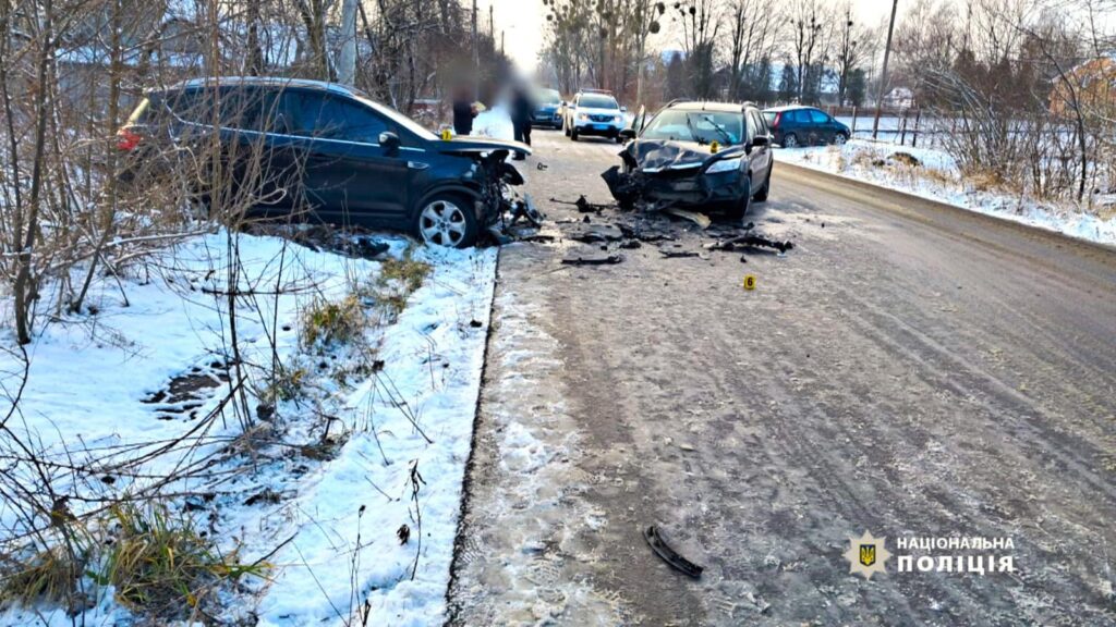 Автопригода на зимовій дорозі з пошкодженими машинами.