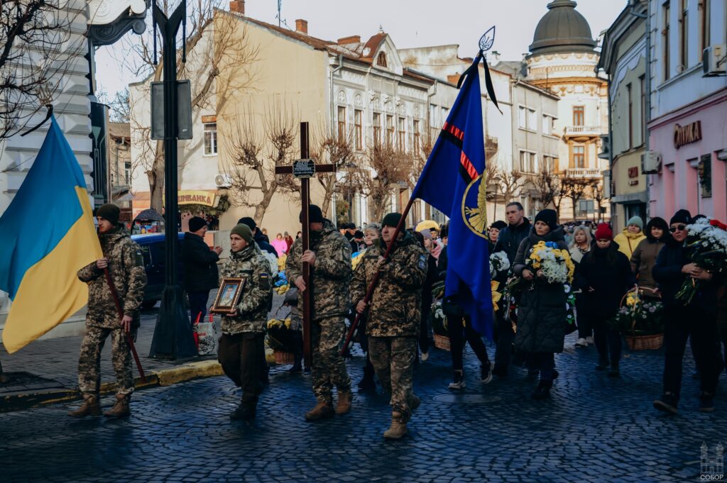 Військові на церемонії з прапорами і квітами