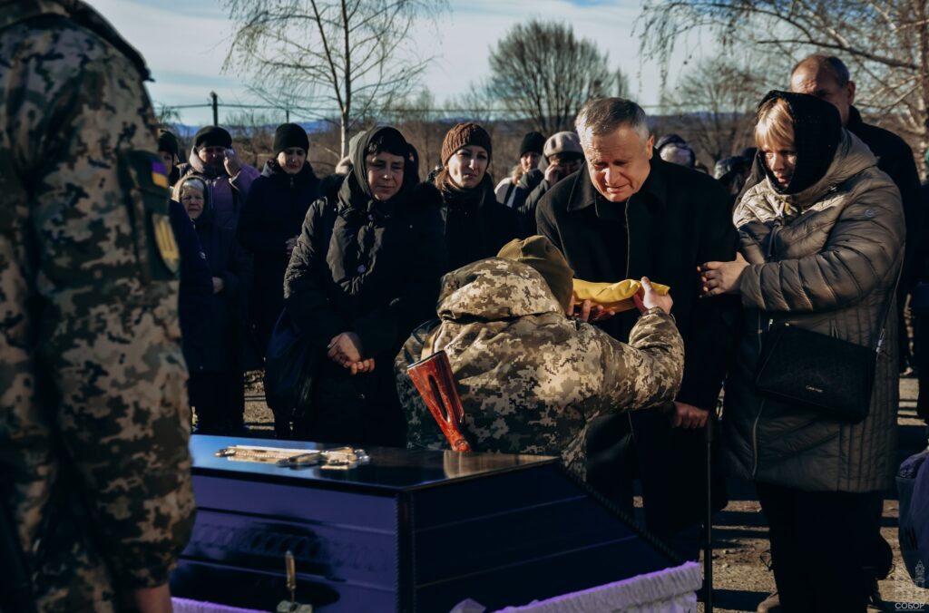 Прощання з військовим біля труни на вулиці