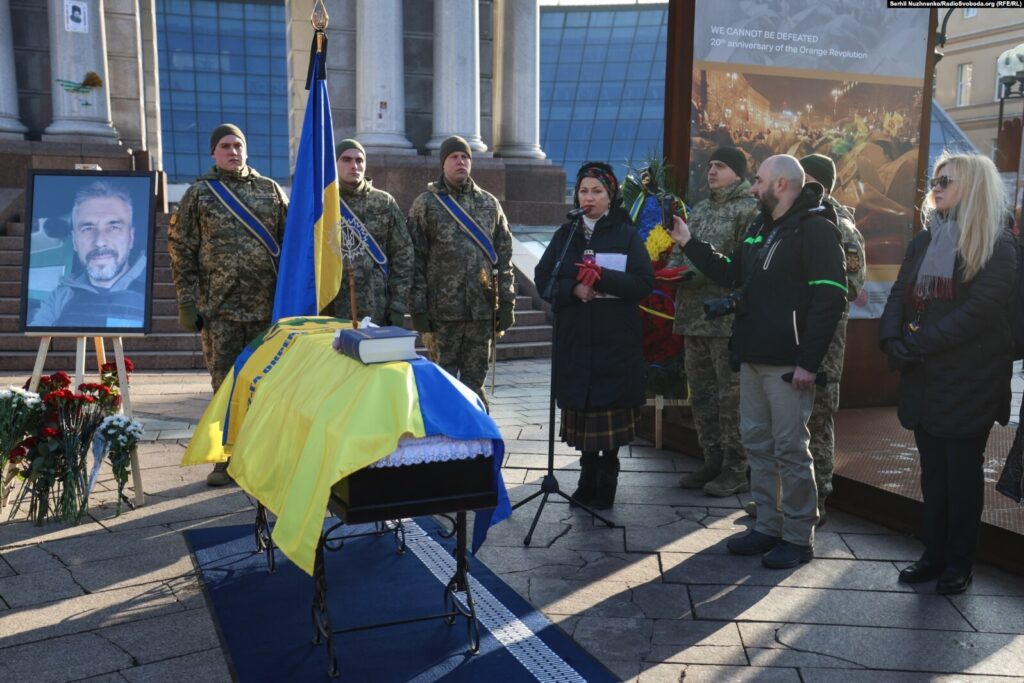 Церемонія прощання з військовим у центрі Києва