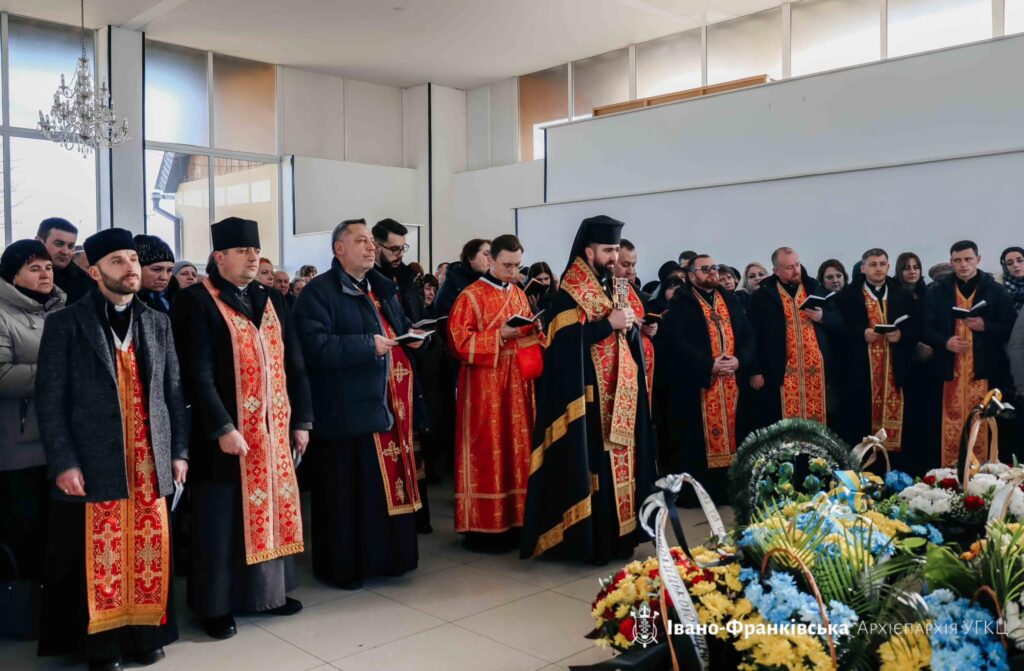 Церковна служба в залі з віруючими людьми.