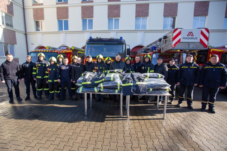 У Франківську рятувальники отримали 40 комплектів сучасного захисного одягу від міської влади